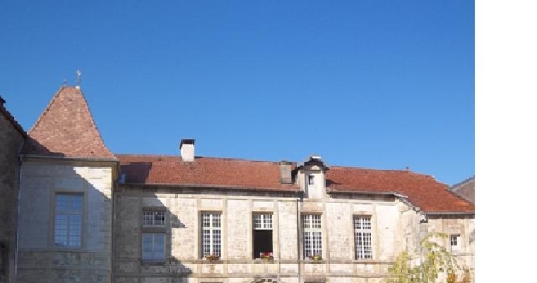 Le Château ne peut être visité que de la route mais son architecture fait de lui la plus belle bâtisse du village.