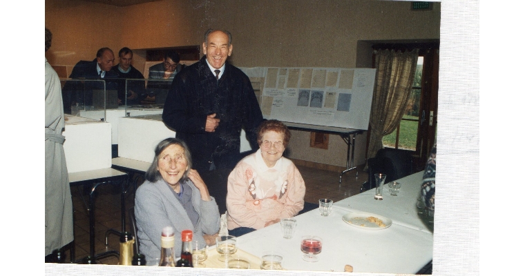 Le maire Gérard Jacquemin avec deux anciennes en 1993